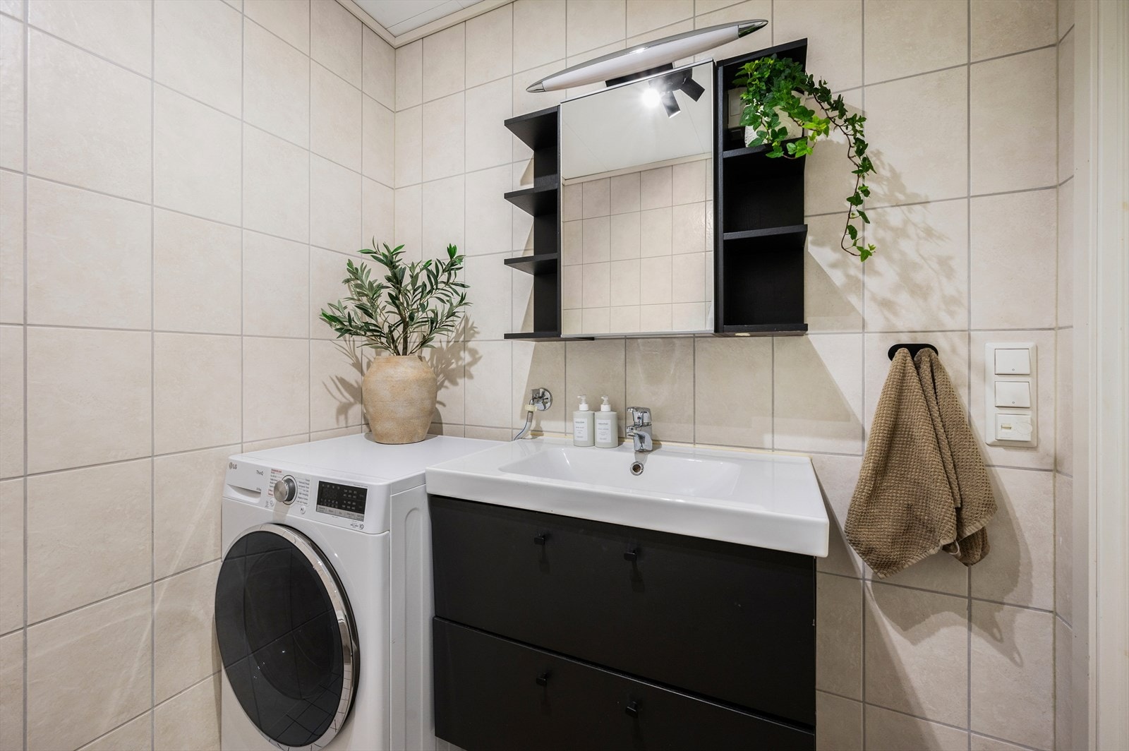 På badet er det god plass til oppbevaring, og opplegg for vaskemaskin. Galleribilde