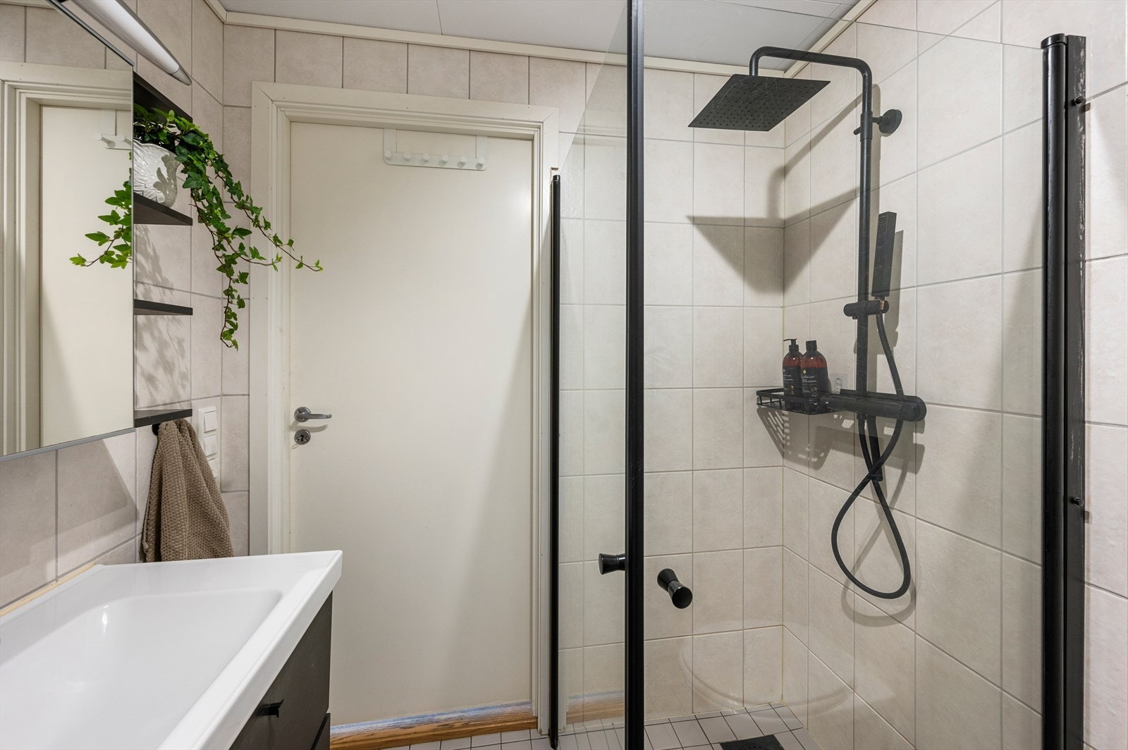 Stor og romslig dusj, med regnfall dusjhodet. Galleribilde