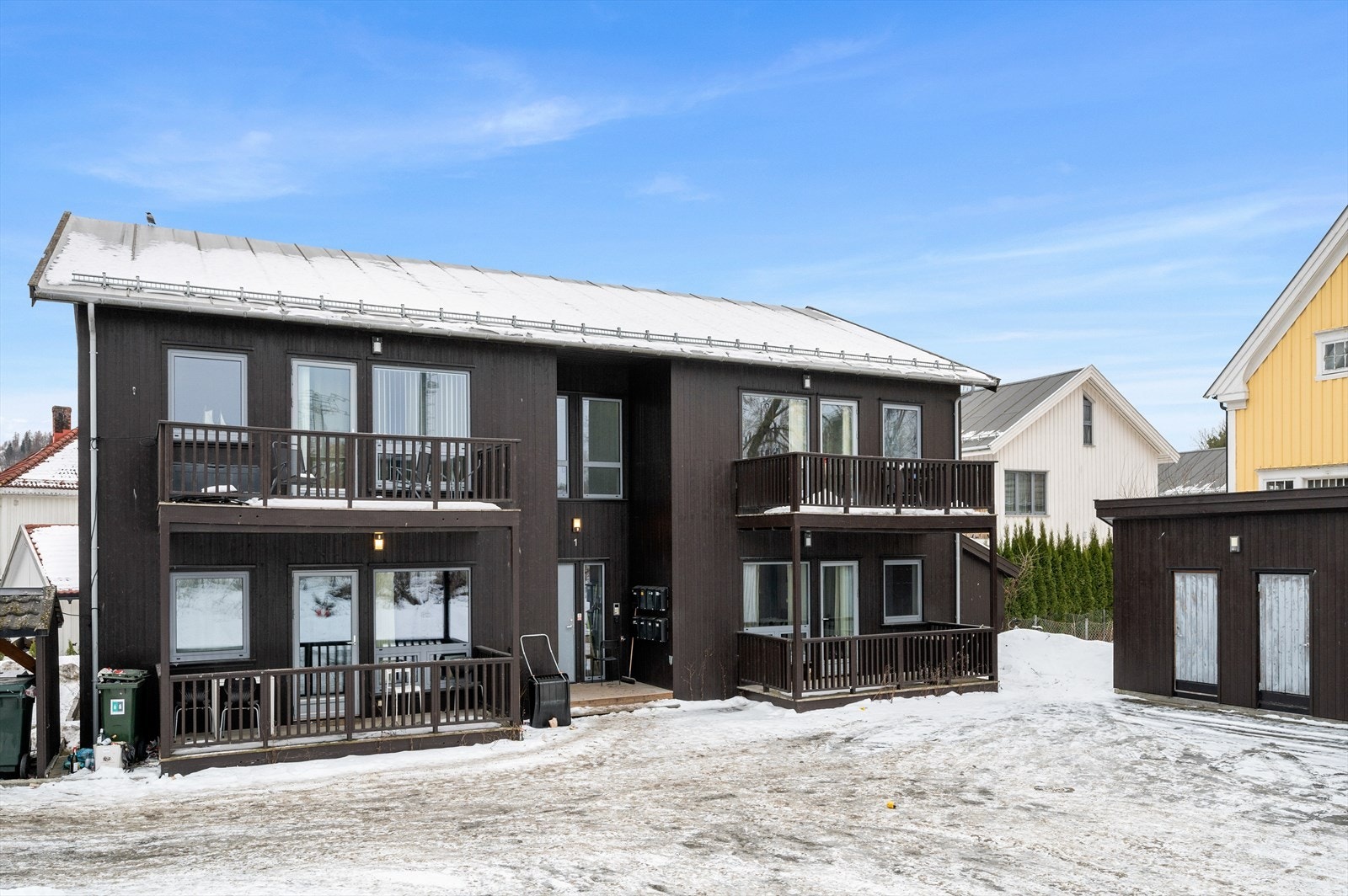 Sameiet har lave bokostnader med felleskostnad på 1 850 ,- i mnd. Leiligheten disponerer en romslig utebod. Galleribilde