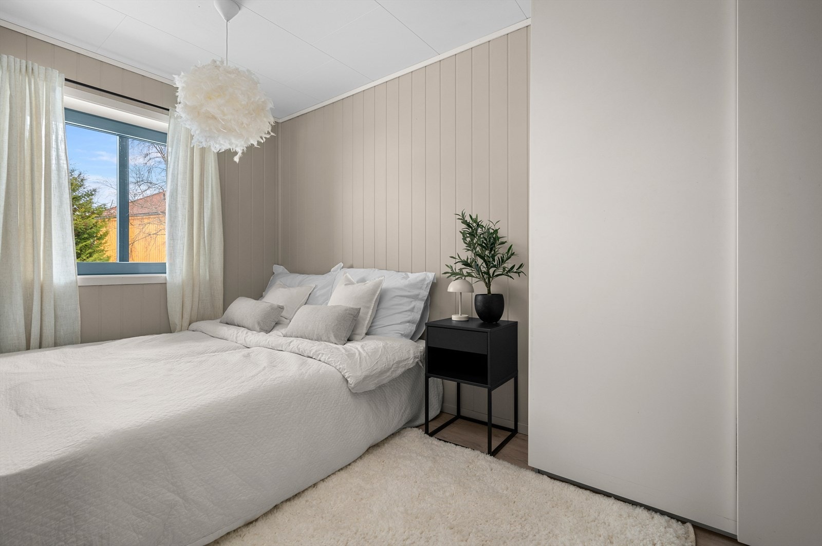 Soverommet måler 11 m² med god plass til både dobbeltseng og romslig garderobeløsning. Galleribilde