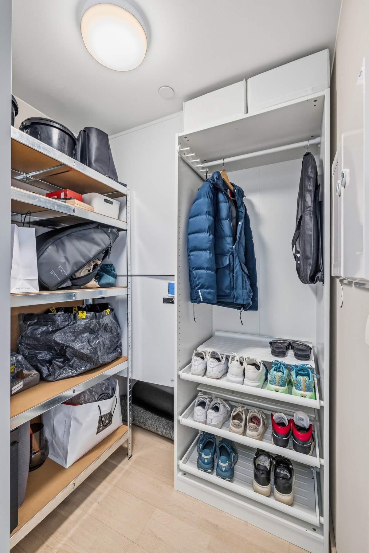 Leiligheten har en praktisk innvendig bod med god plass til oppbevaring av klær, utstyr og sesongvarer. Det er også bod i kjeller. Galleribilde