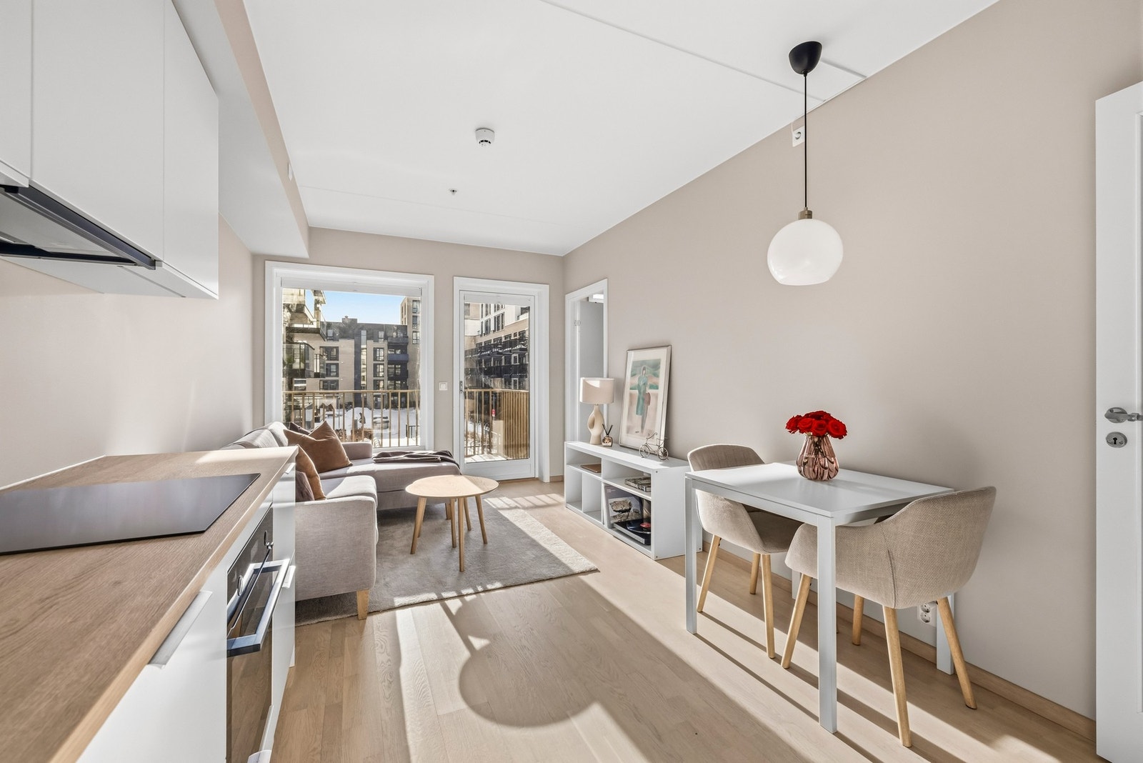 Stuen har en åpen og sosial løsning mot kjøkkenet, med naturlige soner for både sofagruppe og spiseplass. Galleribilde