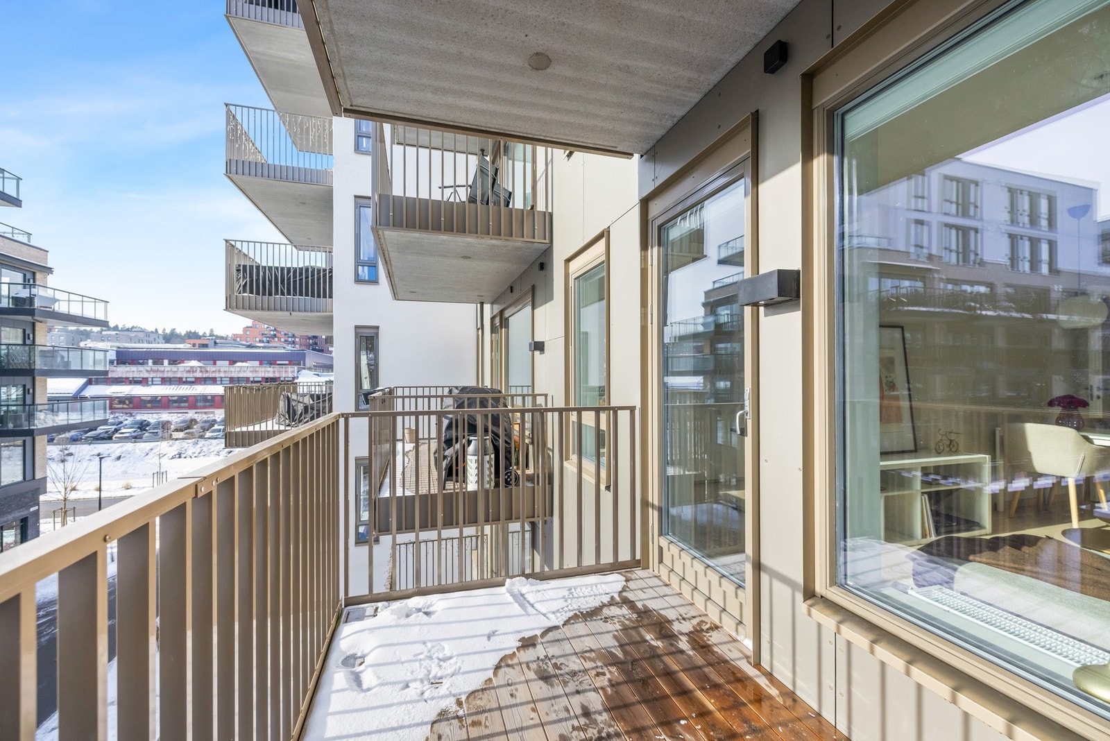 Fra stuen er det utgang til en balkong på ca. 5 m², en hyggelig forlengelse av oppholdsrommet med plass til utemøbler og grill! Galleribilde