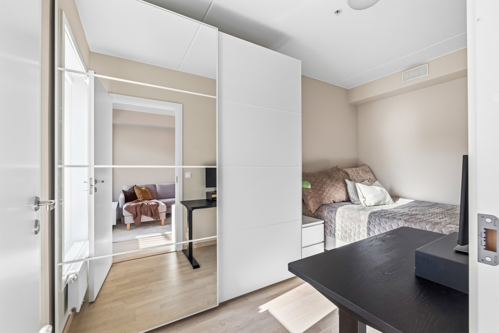 Rommet har garderobeskap som gir praktisk oppbevaring og bidrar til et ryddig og funksjonelt soverom. Galleribilde