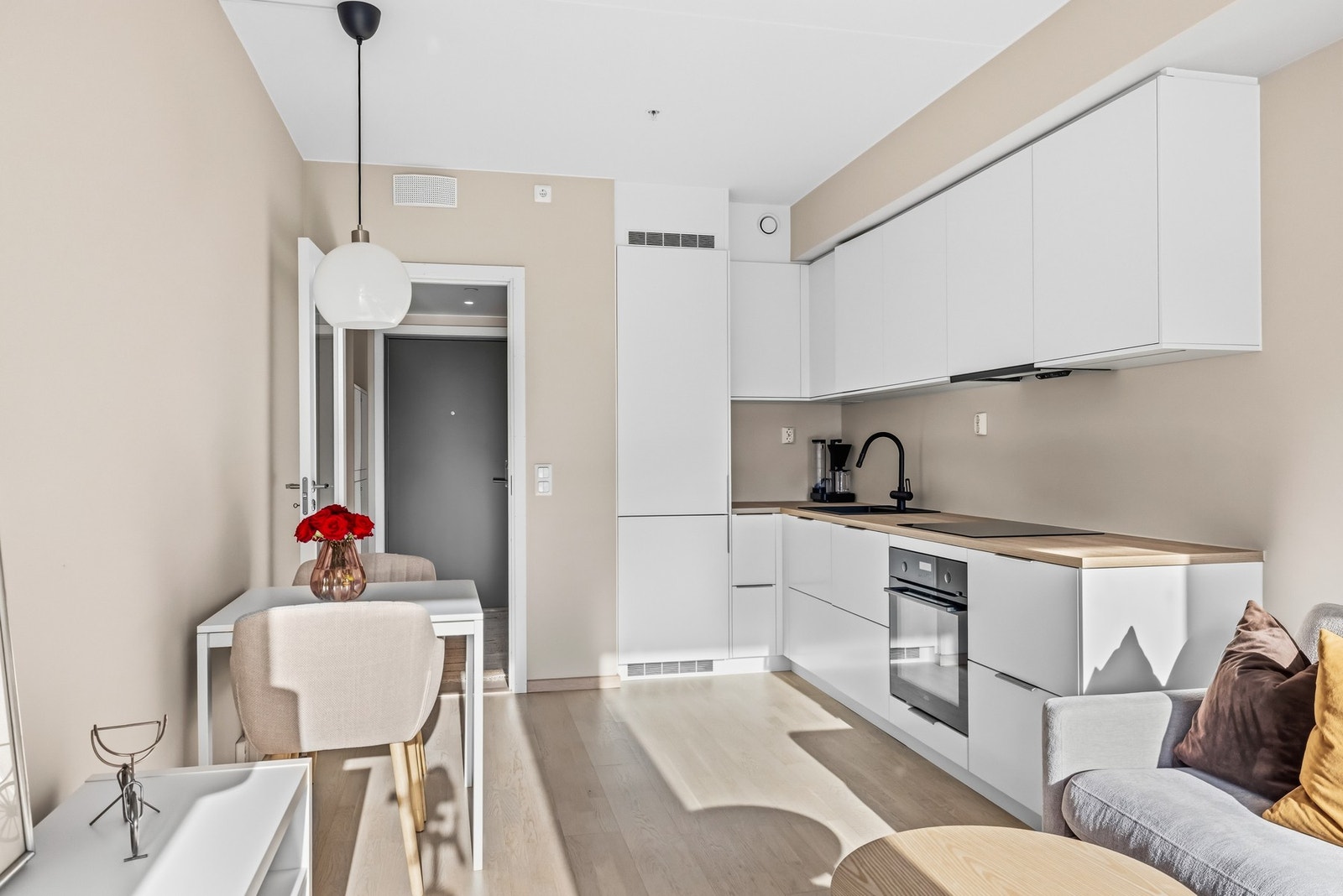 Mekanisk ventilator er tilkoblet avtrekk, og både komfyrvakt og rør-i-rør-system bidrar til økt trygghet og teknisk standard. Galleribilde