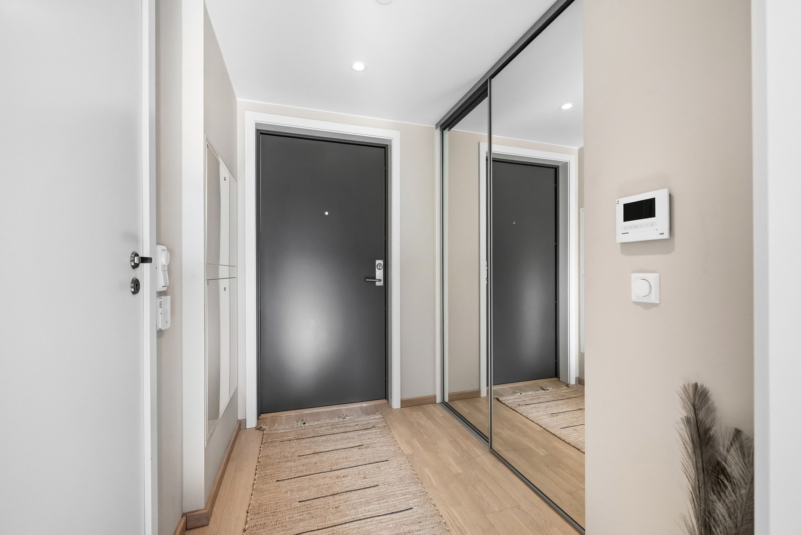 Velkommen inn i en lys og innbydende entré som gir et godt førsteinntrykk av boligen. Galleribilde