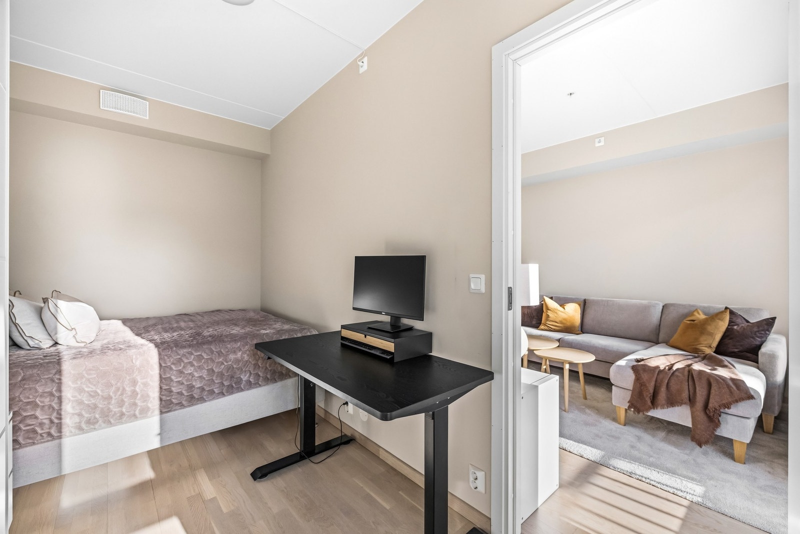 Soverommet er romslig og rolig plassert med god plass til dobbeltseng og tilhørende møblering. Galleribilde