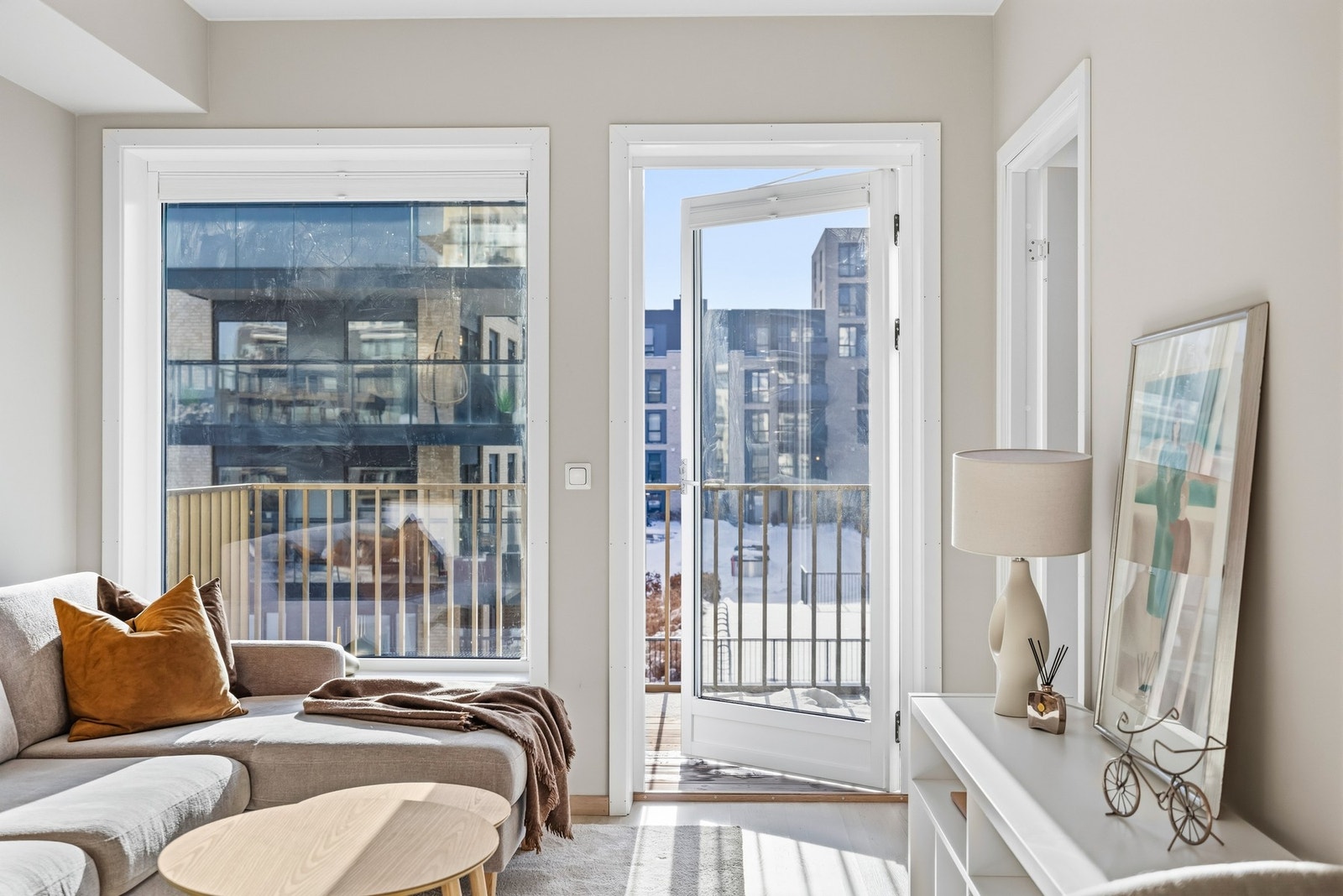 Store vindusflater slipper inn rikelig med dagslys og gir rommet en lys og luftig atmosfære gjennom dagen. Galleribilde