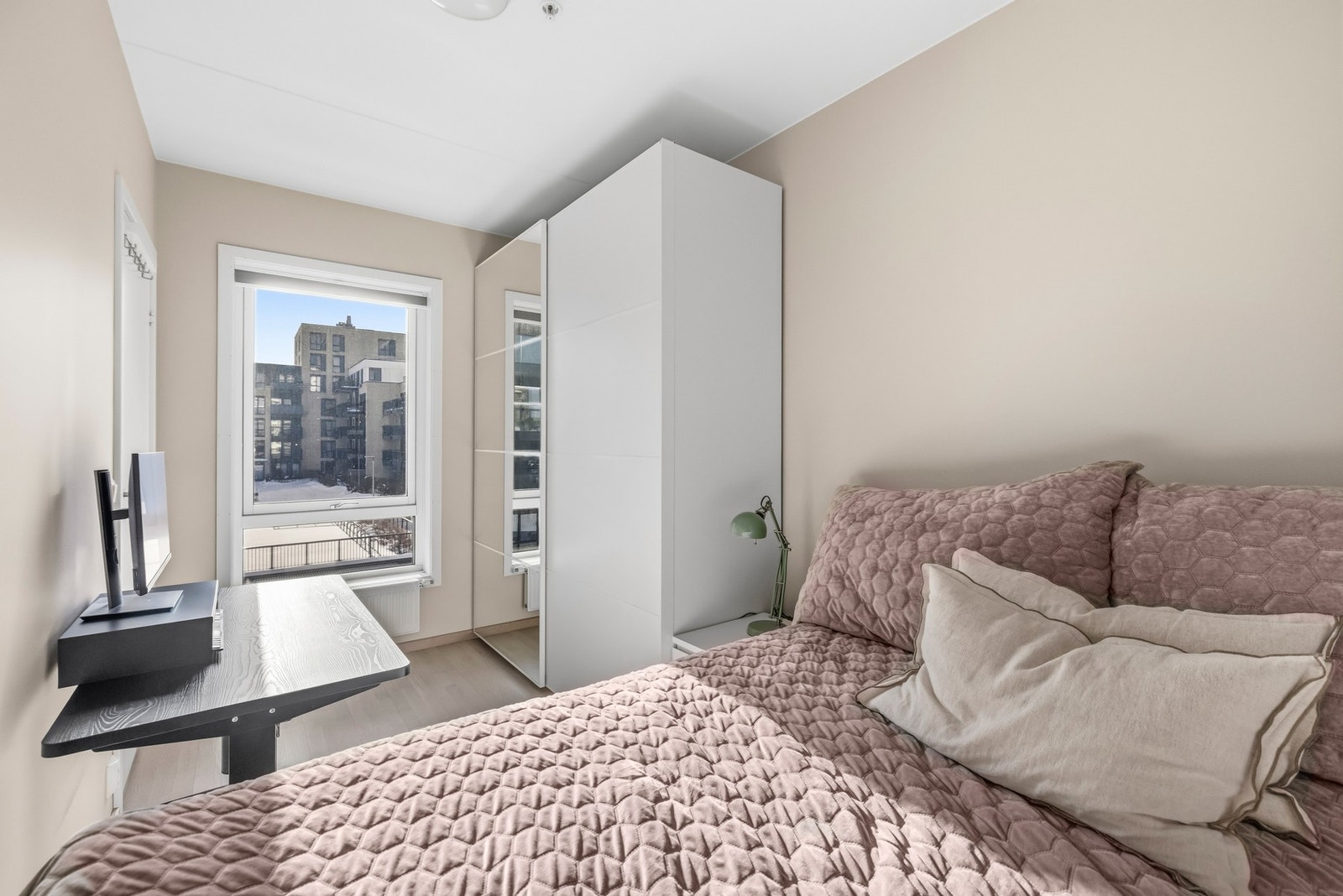 Lyse overflater og parkett fra byggeåret gir en harmonisk og behagelig atmosfære, ideell for hvile og gode netter. Galleribilde