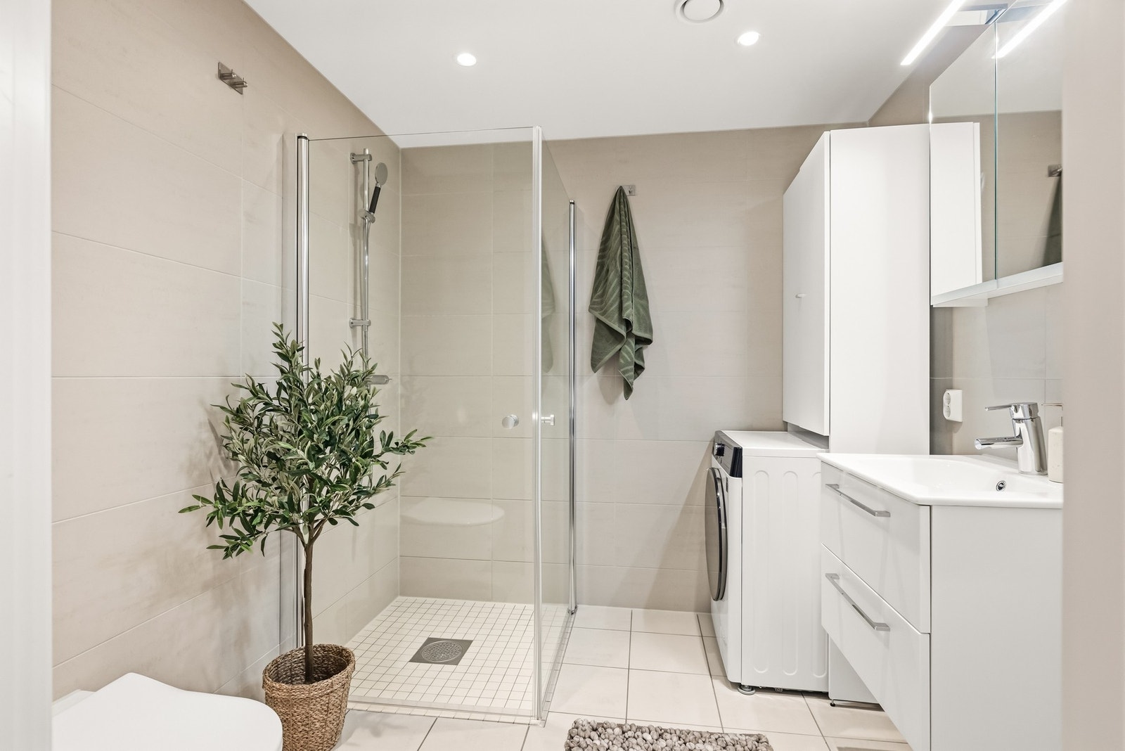 Baderommet holder moderne standard fra byggeåret 2024 og fremstår delikat med flislagte vegger og gulv. Galleribilde