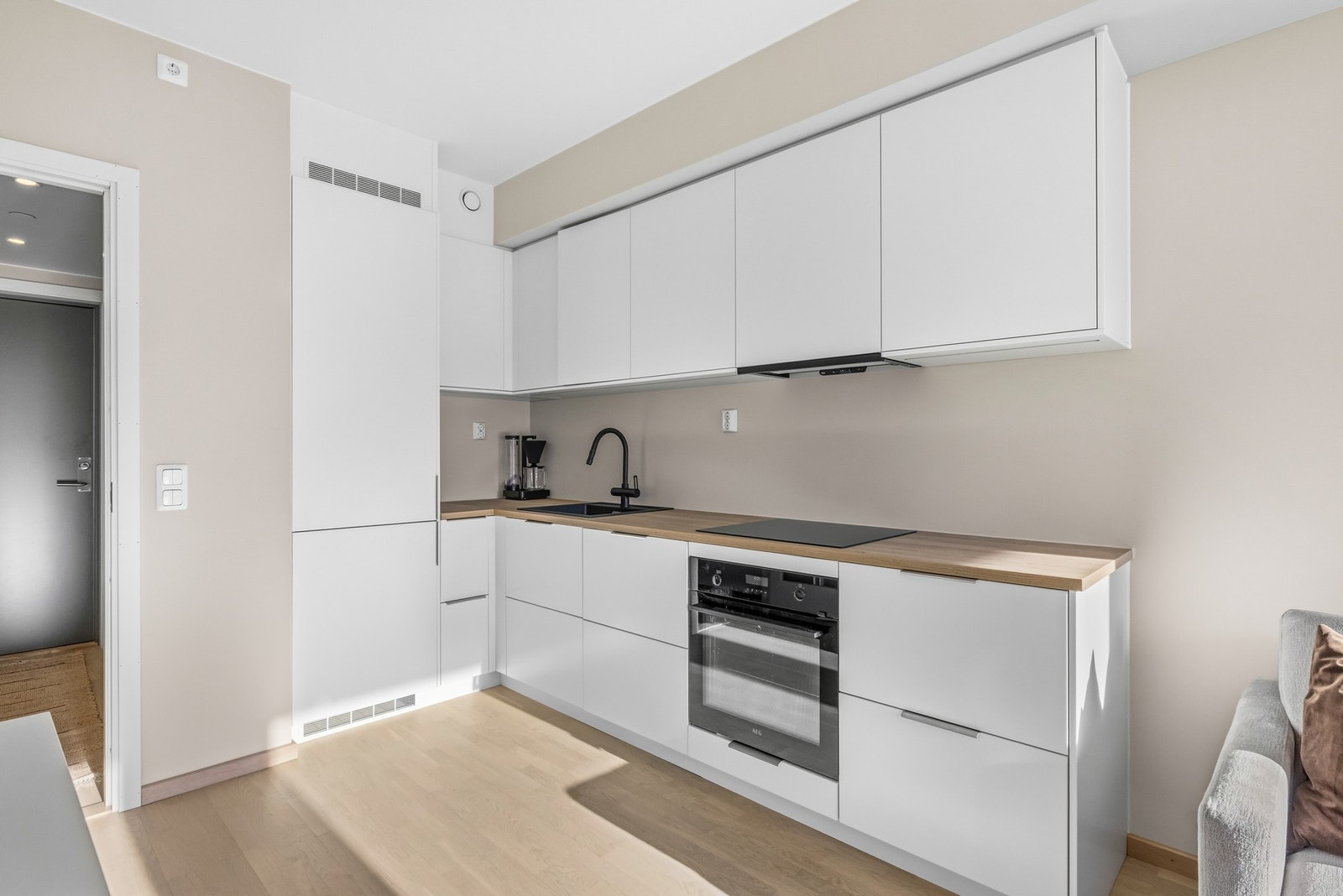 Kjøkkenet er utstyrt med integrerte hvitevarer, herunder stekeovn med induksjonstopp, oppvaskmaskin samt kjøle- og fryseskap, og har nedfelt komposittkum med ett-greps armatur. Galleribilde