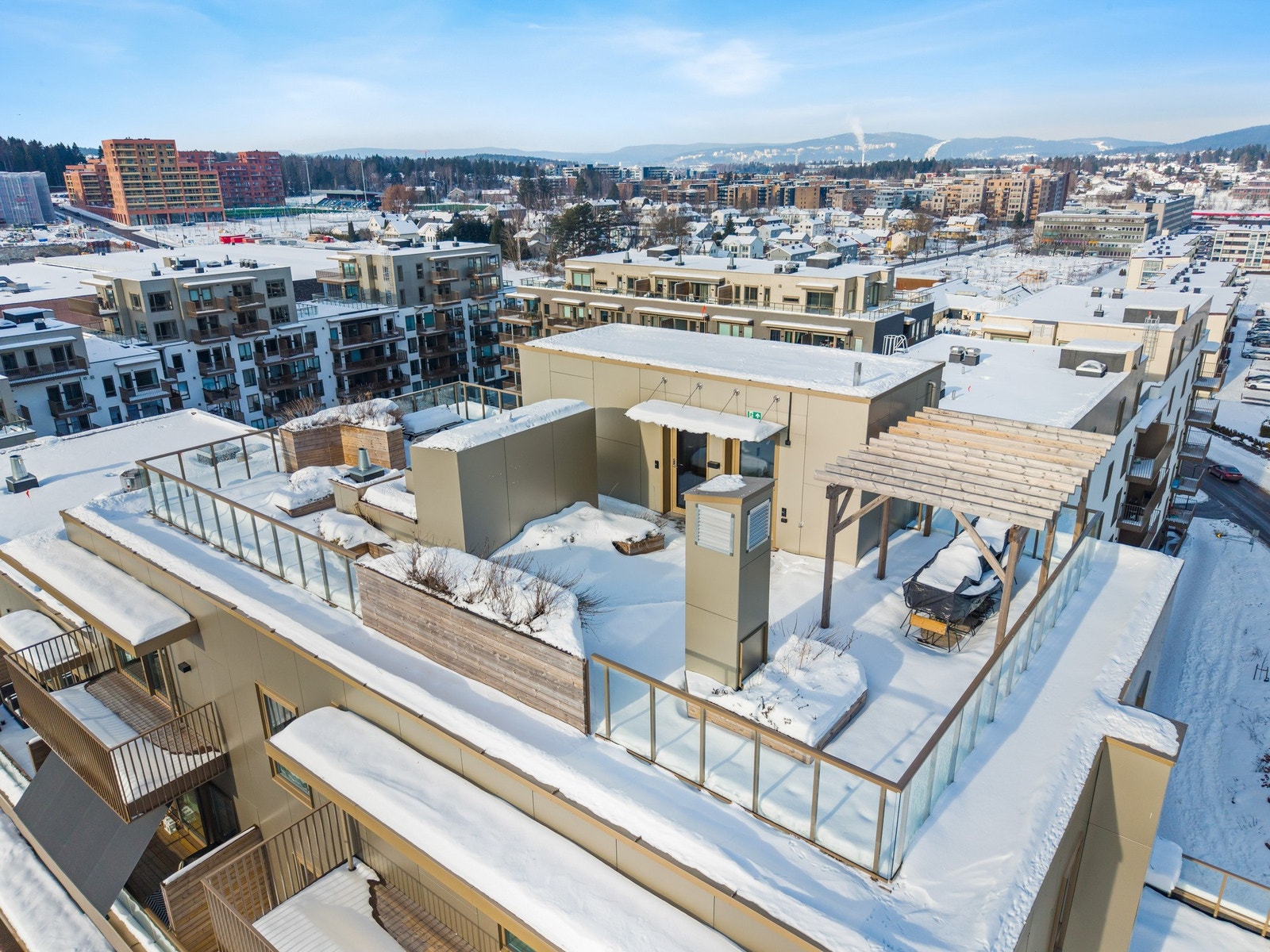 Borettslaget kan by på en rålekker felles takterrasse med svært gode solforhold gjennom dagen. Galleribilde