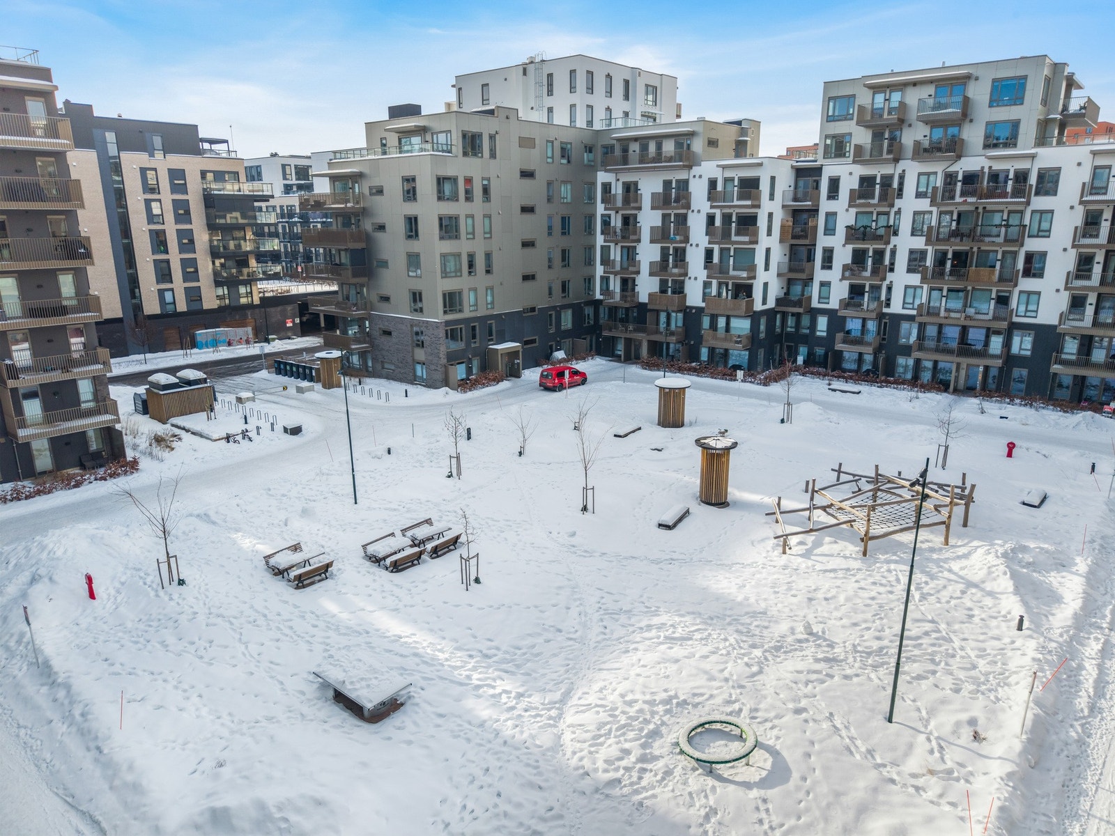 Fellesarealer opparbeidet med blant annet gangarealer, plenareal, prydbusker og diverse beplantninger. Galleribilde