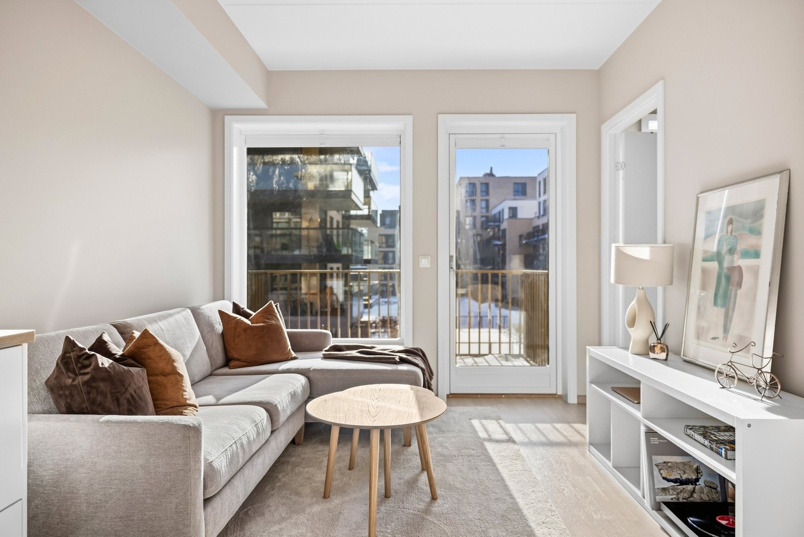 Trestavs parkett og lyse, slette vegger fra byggeåret 2024 understreker det stilrene og moderne uttrykket, samtidig som overflatene er nøytrale og enkle å innrede etter egen smak. Galleribilde