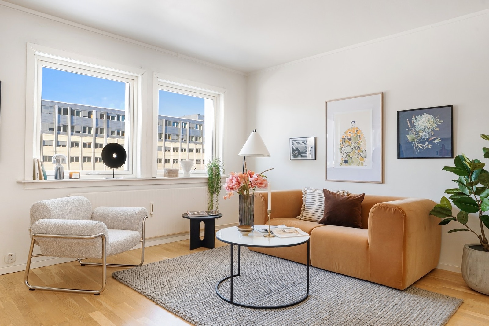 Leiligheten fremstår med en lys og innbydende standard. Kjøkken, gulv og overflateoppussing av bad ble utført i 2016. Galleribilde