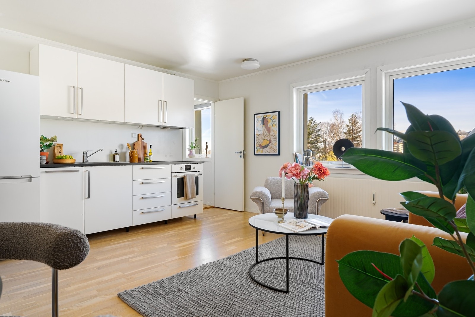 Leiligheten blir oppvarmet via radiator i stue/kjøkken fra fjernvarmeanlegg. Galleribilde