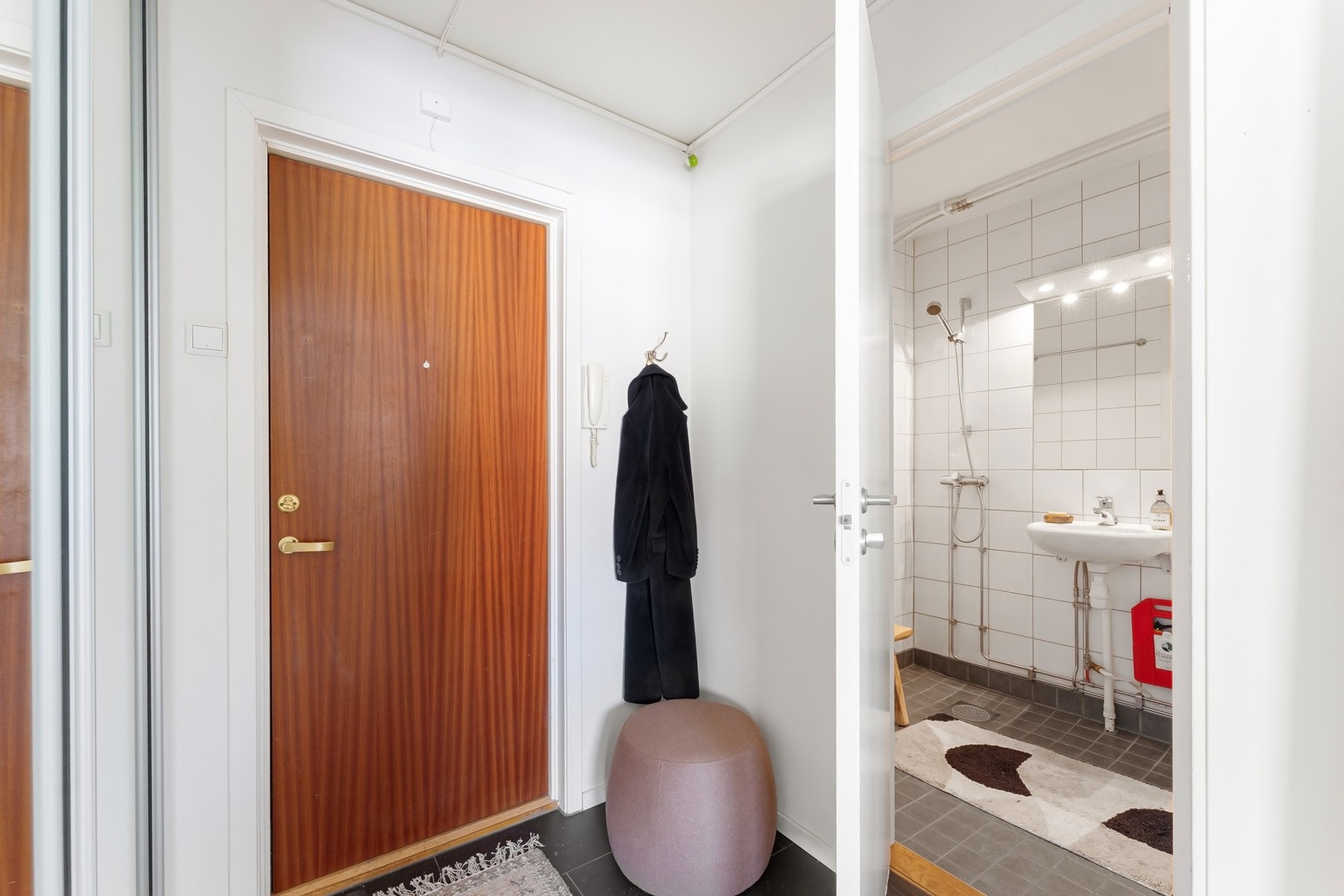 Via entreen tar man seg inn til badet. Galleribilde