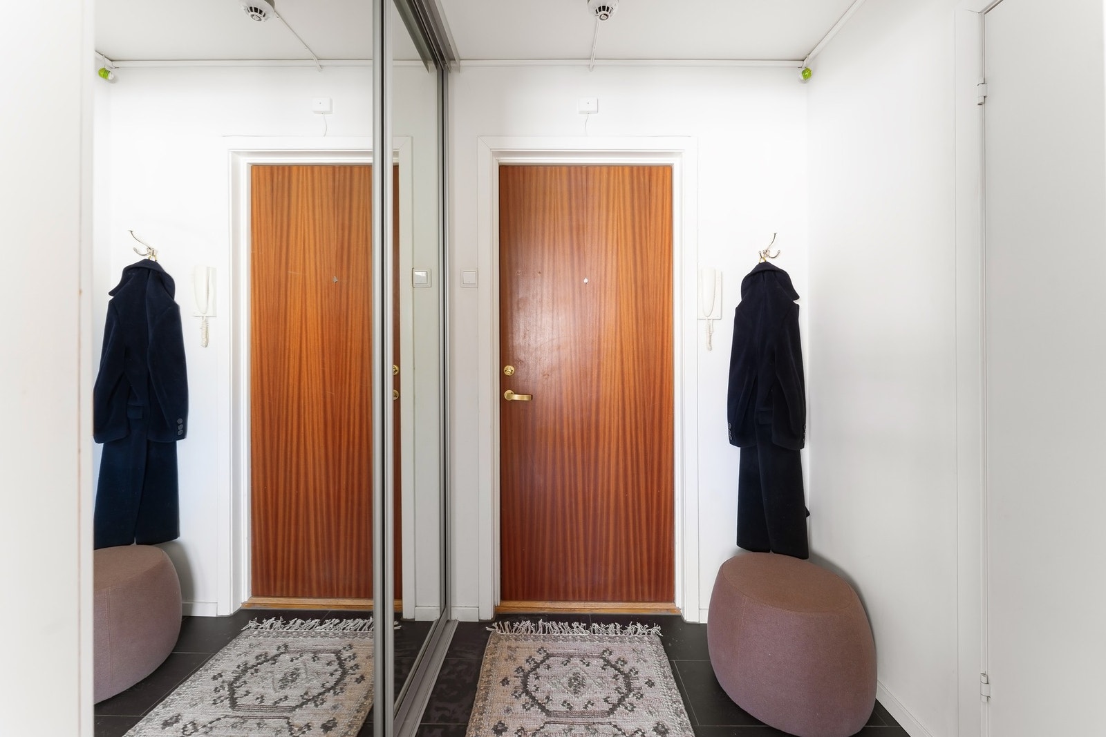 Praktisk skyvedørsgarderobe t.v. for oppbevaring av yttertøy og sko. Galleribilde