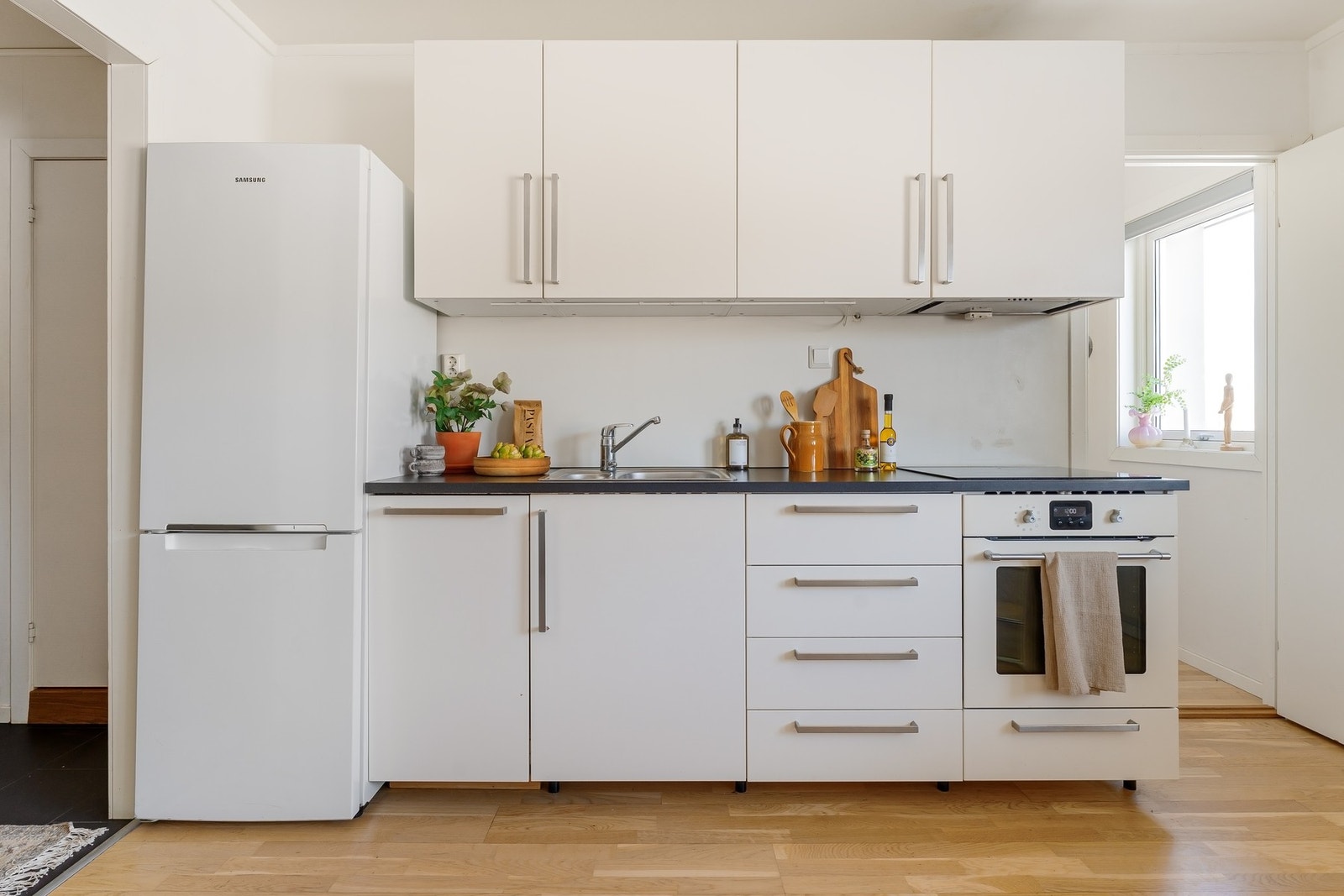 Kjøkken fra 2016 med integrerte hvitevarer som stekeovn, platetopp og oppvaskmaskin. Frittstående kjøl og frys. Galleribilde