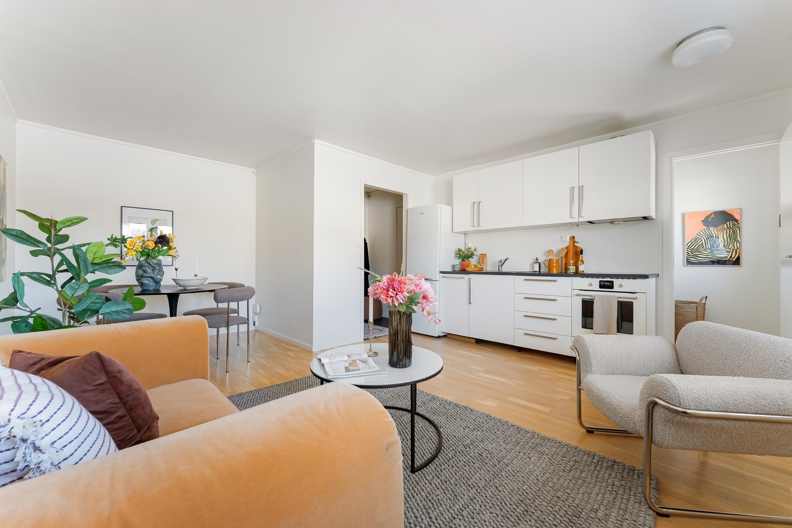 Varmtvann og fyring via fjernvarme er inkl i felleskostnadene. Galleribilde