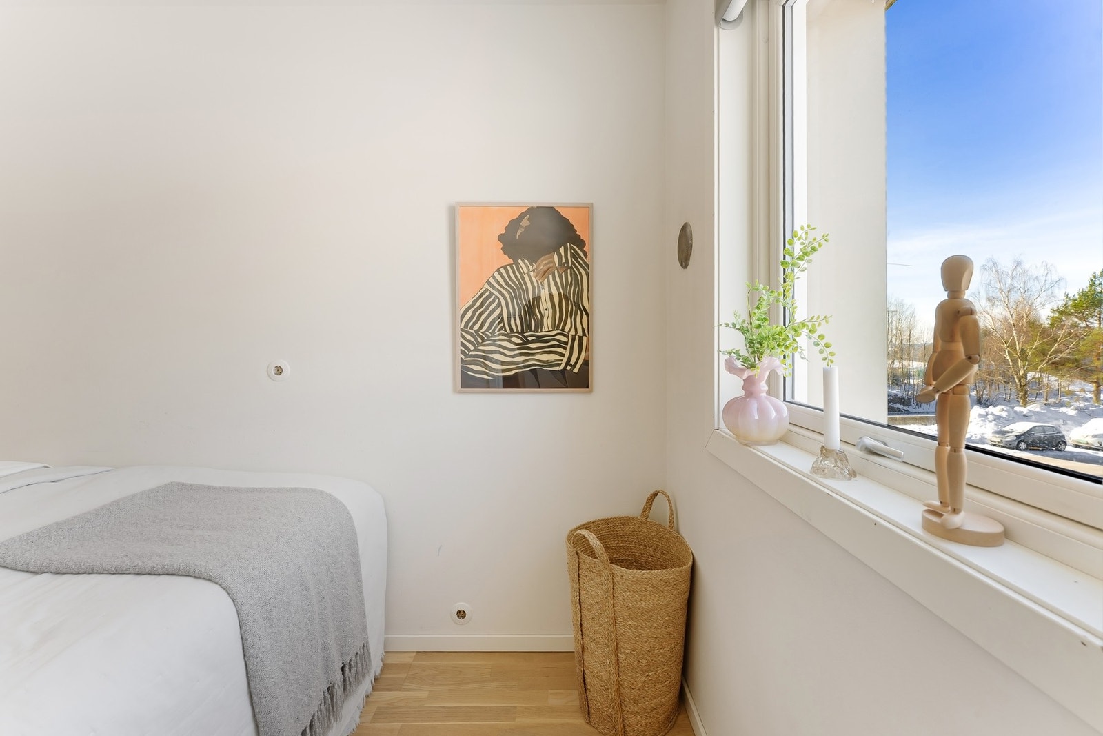 Vindu ut mot rolige næromgivelser. Galleribilde