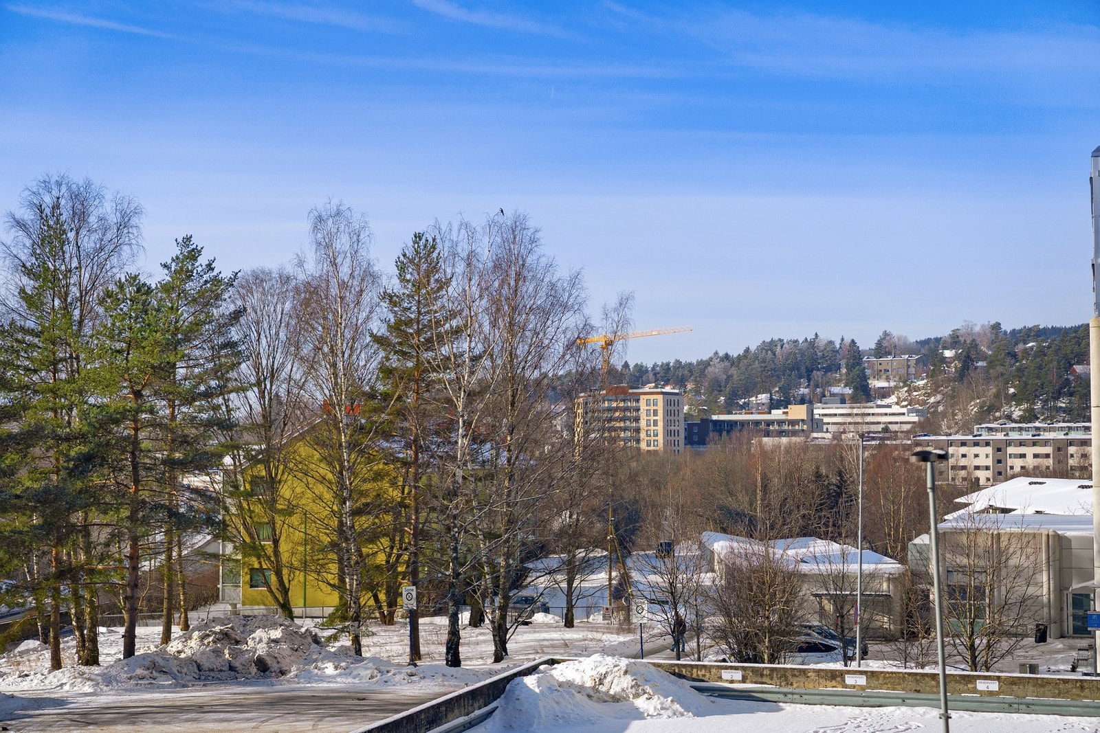 Rett over veien finner du en av Oslos største kollektivknutepunkter, med både T-bane og buss som gir enkel og effektiv forbindelse til sentrumskjernen og omkringliggende områder i regionen. Galleribilde