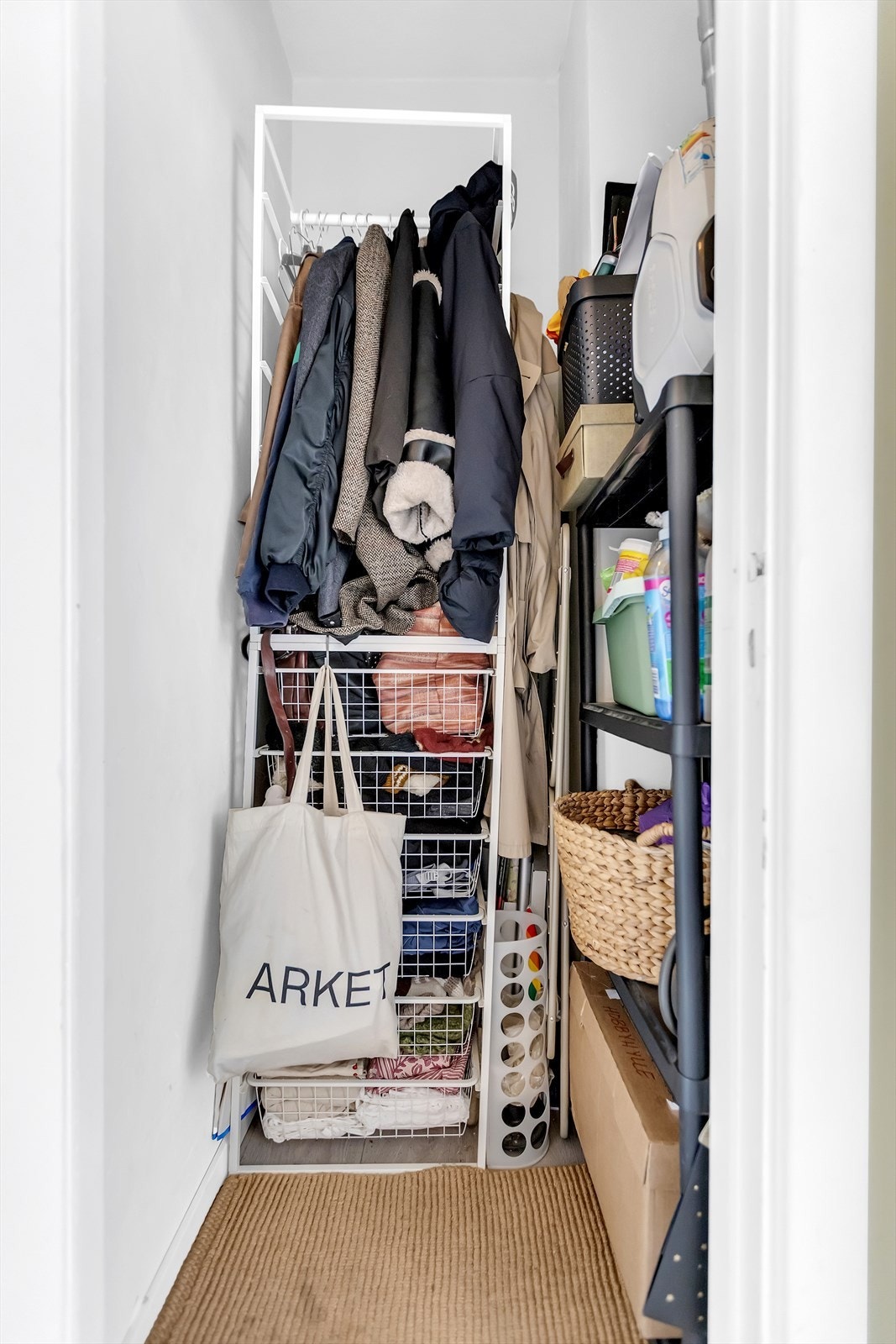 Praktisk bod i tilknytning med entréen. Galleribilde