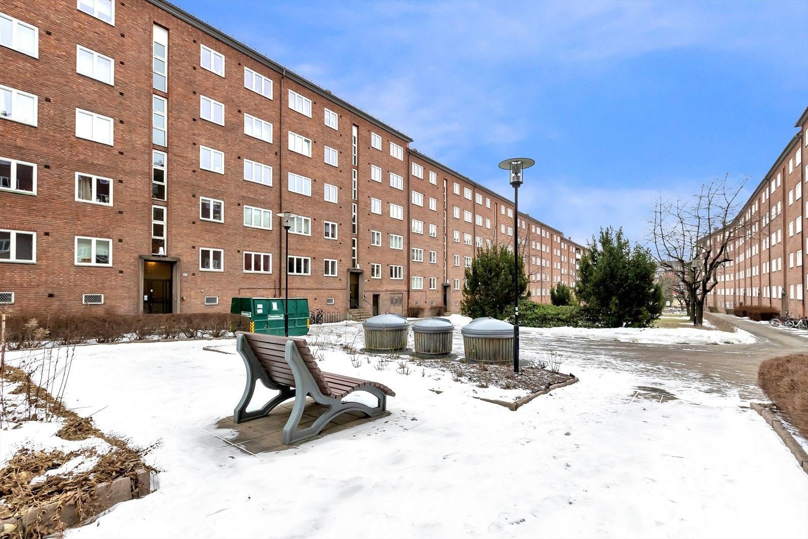 Bakgård. Galleribilde