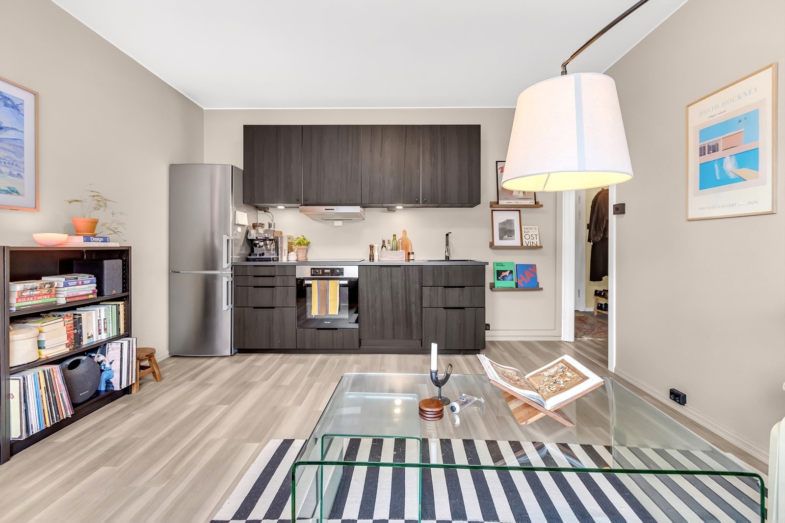 Kjøkkenet er utstyrt med kullfiltervifte over integrert koketopp og ovn, samt integrert oppvaskmaskin. Galleribilde