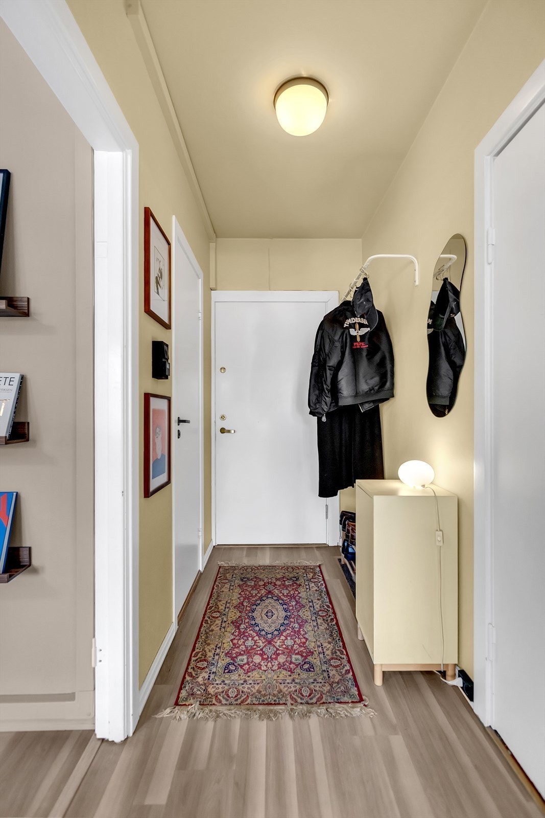 Entréen er lys og innbydende, med god plass til yttertøy og sko. Planløsningen er effektiv og gir en naturlig adkomst til leilighetens øvrige rom. Galleribilde