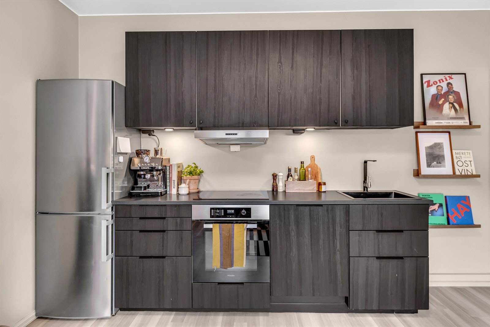 En funksjonell og stilren løsning som glir naturlig inn i oppholdsrommet. Galleribilde