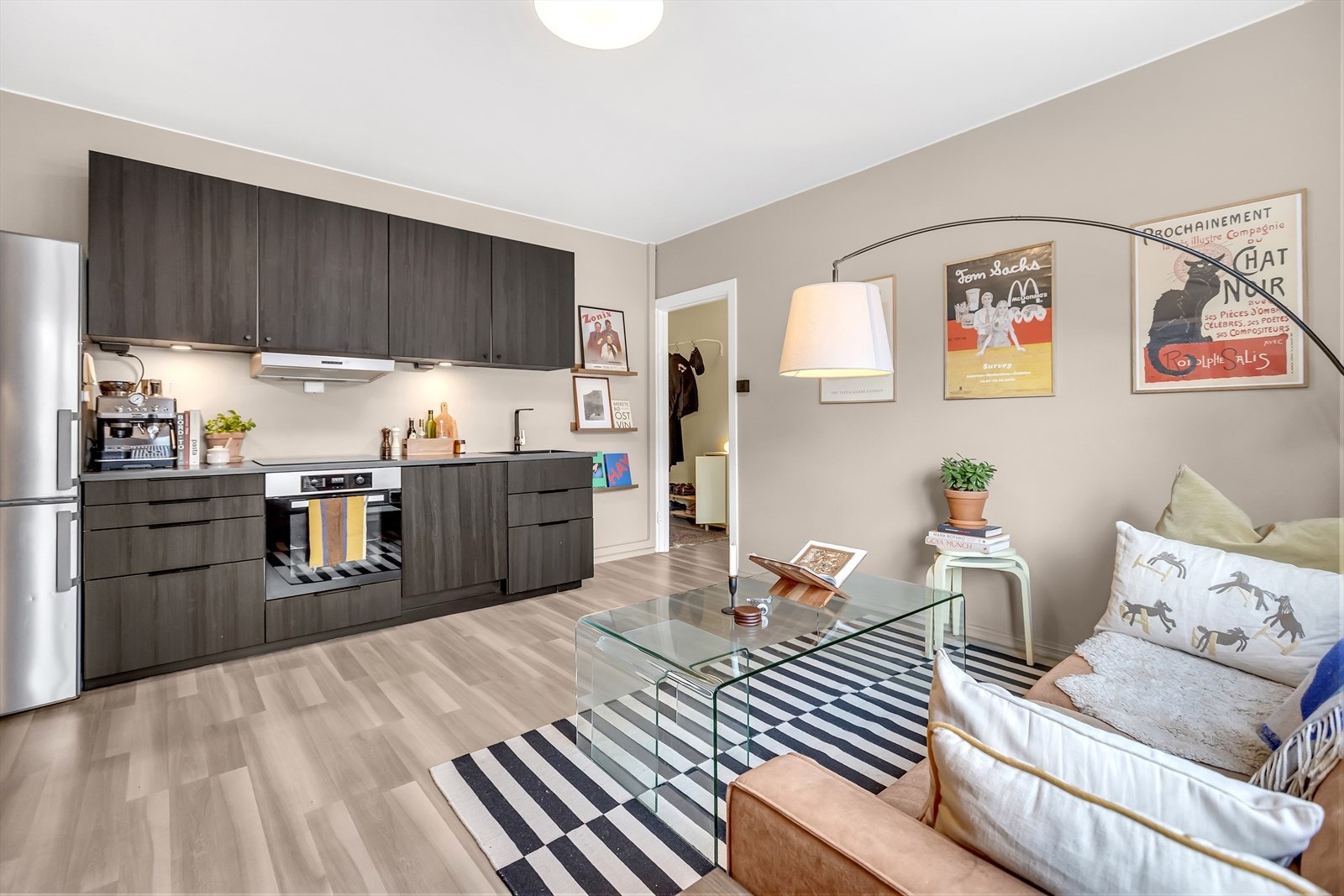 Kjøkkenet har glatt, laminert innredning med laminert benkeplate og god arbeidsflate. Kum med ettgreps blandebatteri og belysning under overskap som gir godt arbeidslys. Galleribilde