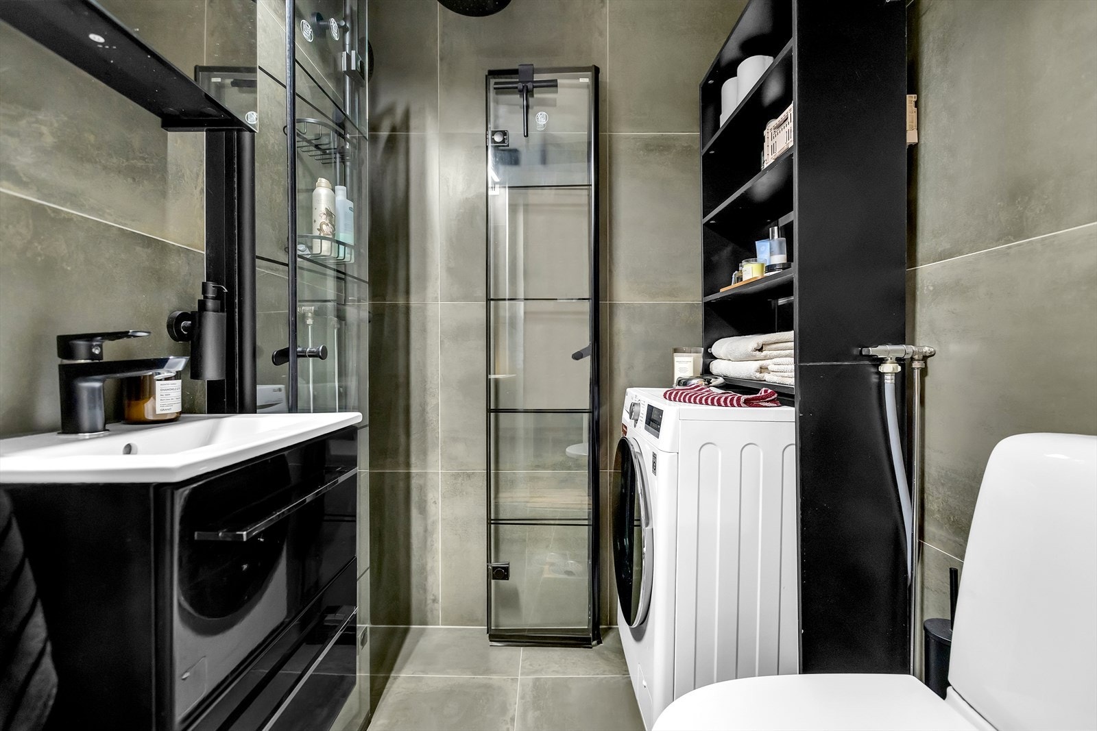 Badet fremstår moderne og velholdt med flislagt gulv med behagelig gulvvarme. Galleribilde