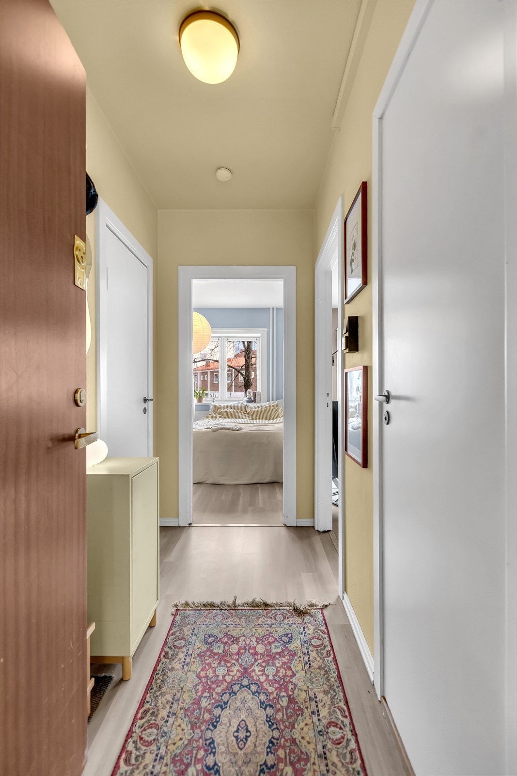 Entréen fungerer som et funksjonelt og oversiktlig mottaksrom for boligen. Galleribilde