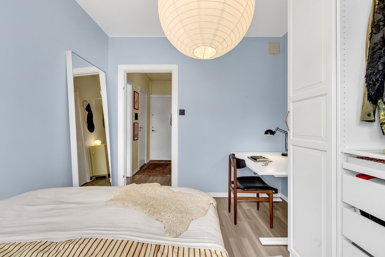 Soverommet egner seg godt både som hovedsoverom og for kombinasjon av sove- og arbeidsplass. Galleribilde