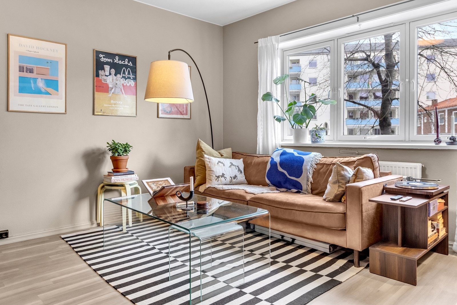 Store vindusflater slipper inn rikelig med naturlig lys og gir rommet en luftig følelse. Galleribilde