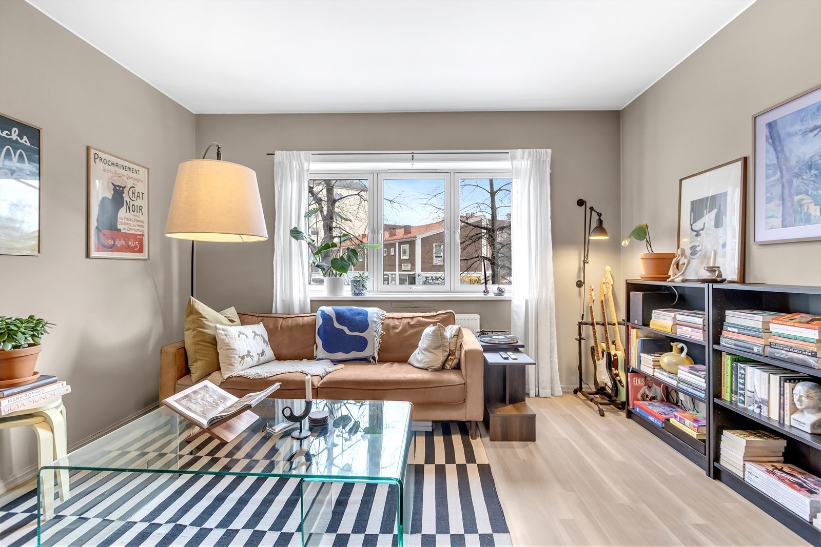 Det er god plass til både sofagruppe, spisebord og øvrig møblering, noe som gjør rommet fleksibelt og lett å tilpasse egne behov. Galleribilde