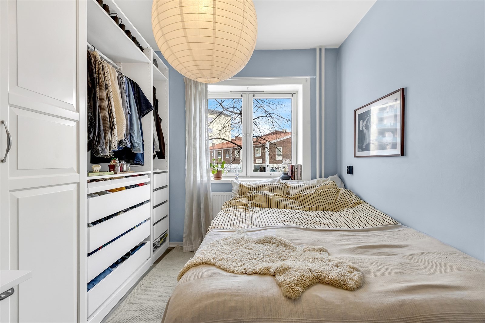 Soverommet fremstår lyst og trivelig med plass til dobbeltseng og tilhørende møblement. Galleribilde