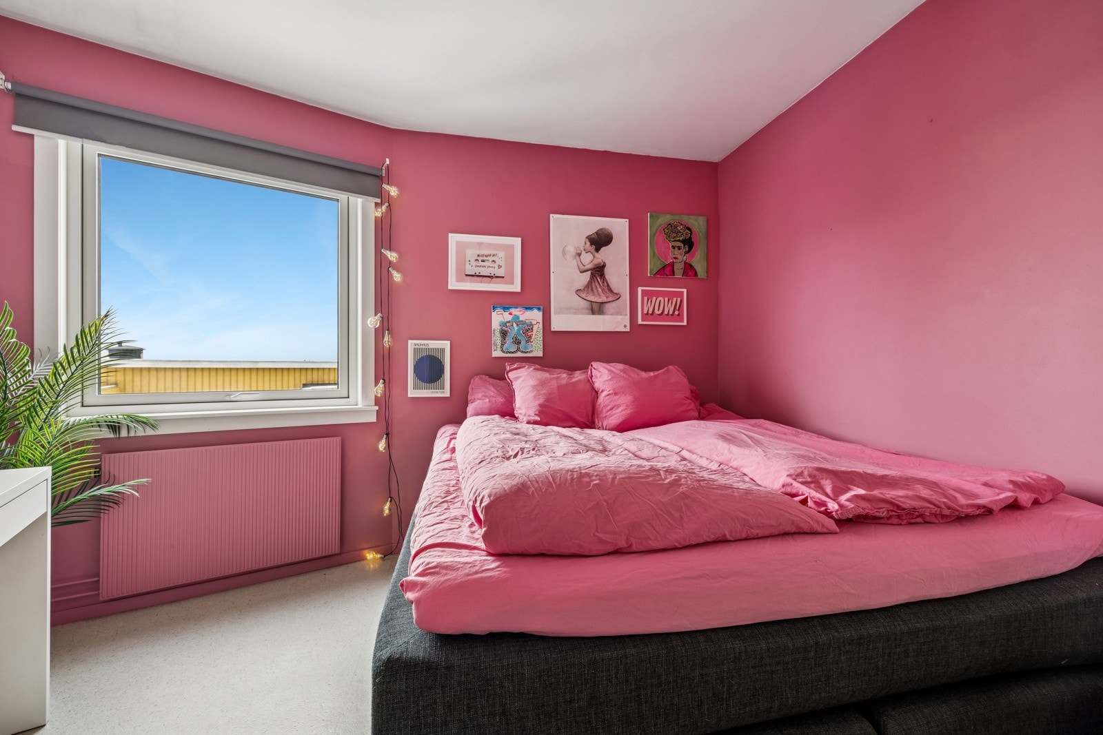 Soverom malt i rosa toner med plass til dobbeltseng. Galleribilde