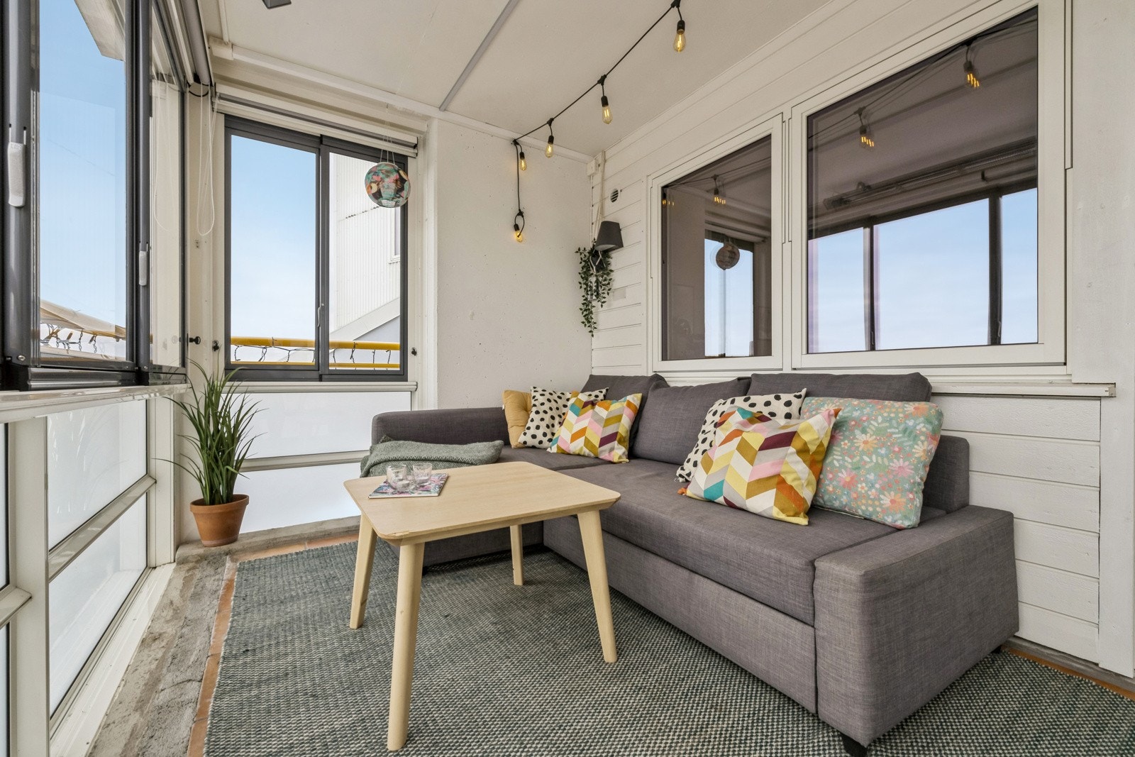 Her er det god plass til ønsket møblement og grill hvor man kan invitere venner og familie til hyggelige sammenkomster. Galleribilde