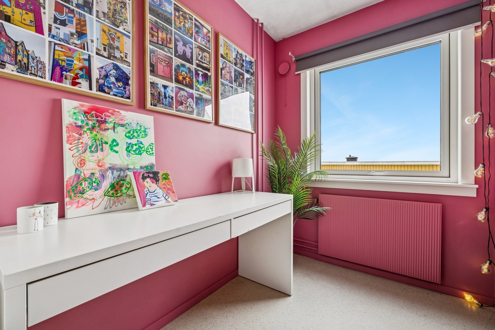 Rommet har ett vindu som gir godt med naturlig lys og utsyn. Galleribilde