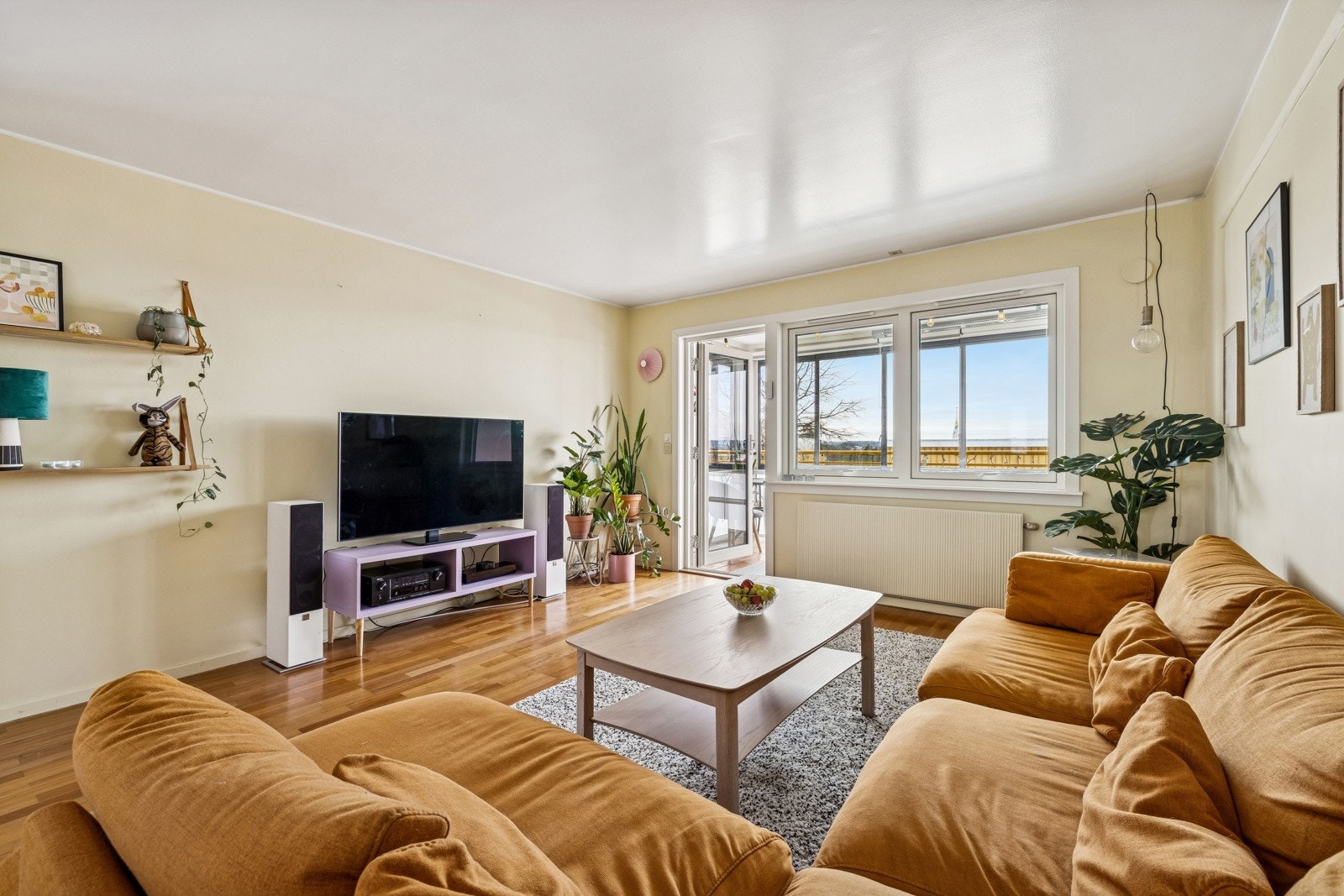 Fra stuen er det utgang til en vestvendt innglasset balkong på 9 m² Galleribilde