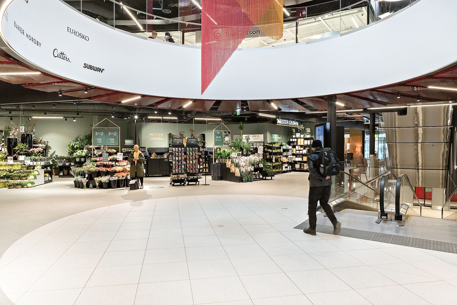 Holmlia Senter har det meste av servicefasiliteter som apotek, bibliotek, frisør, jernvarehandel, kafé, vinmonopol, helsestasjon og tannlege m.m. Galleribilde