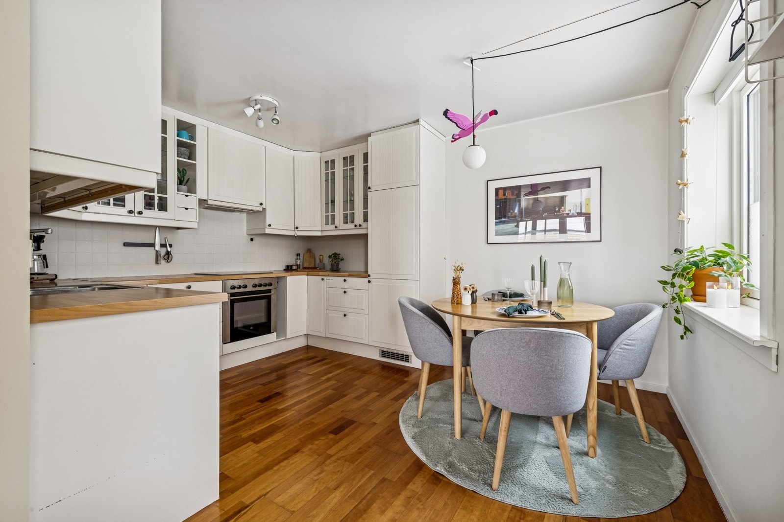 Kjøkkenet er av god størrelse meg god benke - og skapplass. Galleribilde