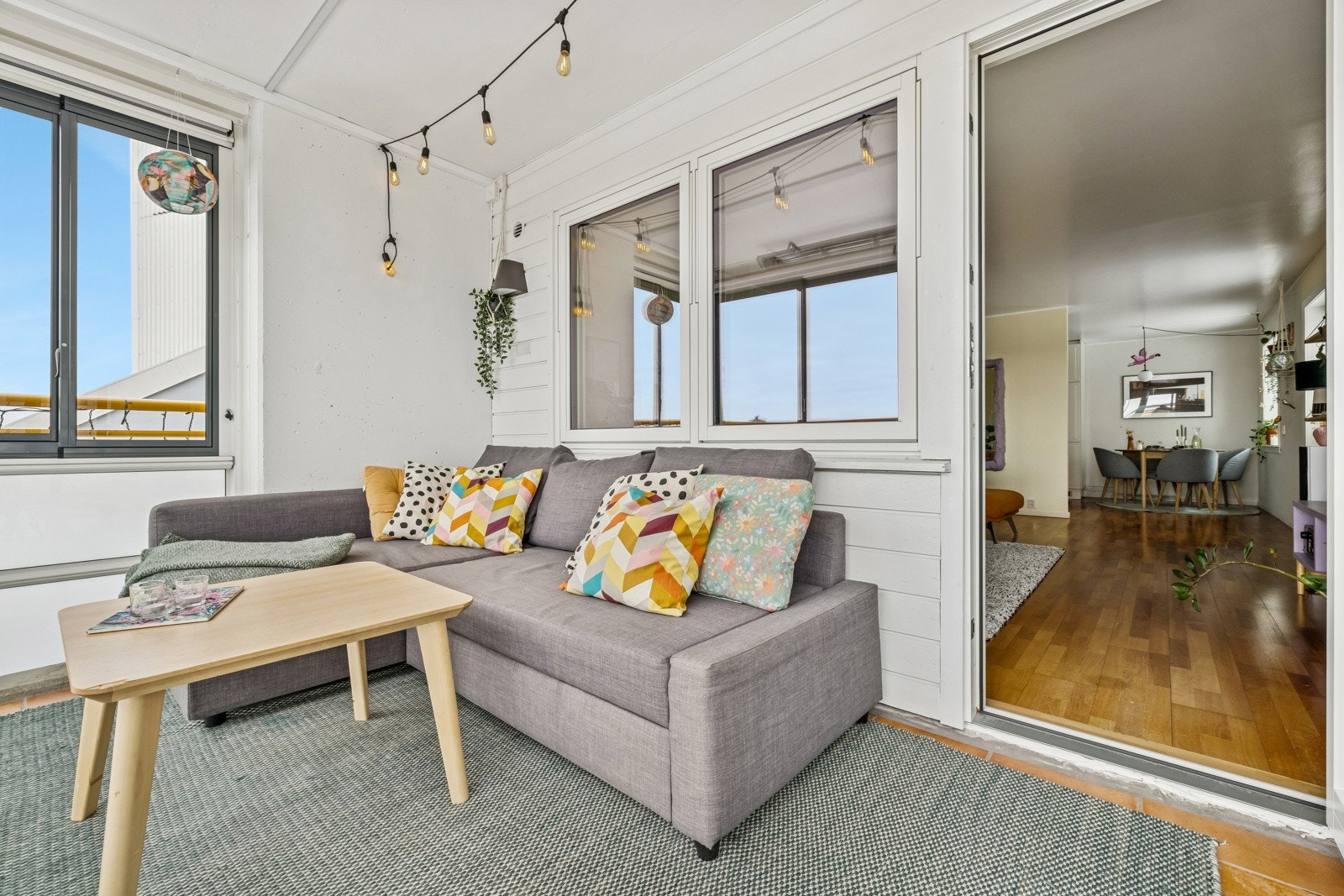 Her er det god plass til ønsket møblement og grill hvor man kan invitere venner og familie til hyggelige sammenkomster. Galleribilde