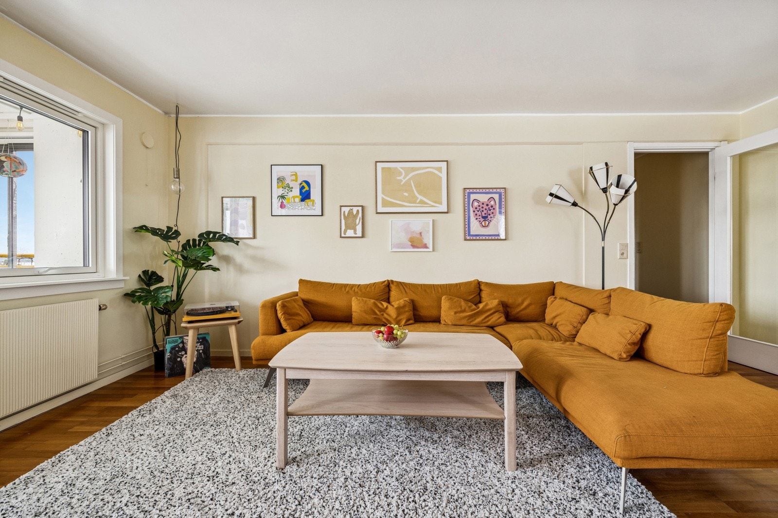 Lys og luftig stue med store vindusoverflater som gir godt med naturlig lys. Galleribilde