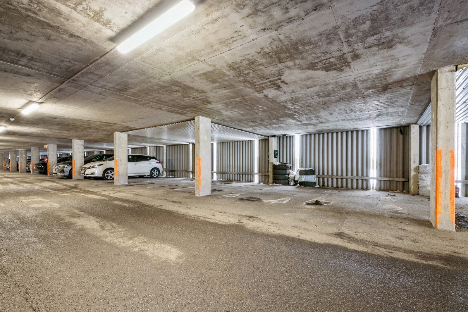 Det medfølger én parkeringsplass (nr.4) med opplegg for el-bil lader i felles garasjeanlegg. For øvrig gjelder gate- og beboerparkering etter stedets gjeldende regler. Galleribilde