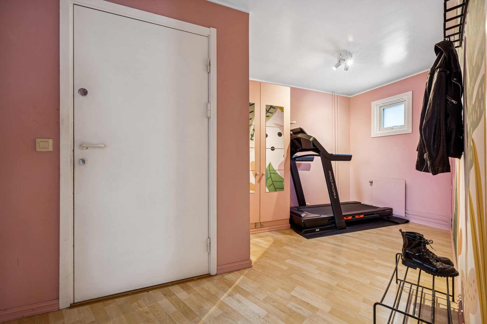 Gangen byr på ekstra god plass og kan innredes med hjemmekontor eller treningshjørne. Galleribilde