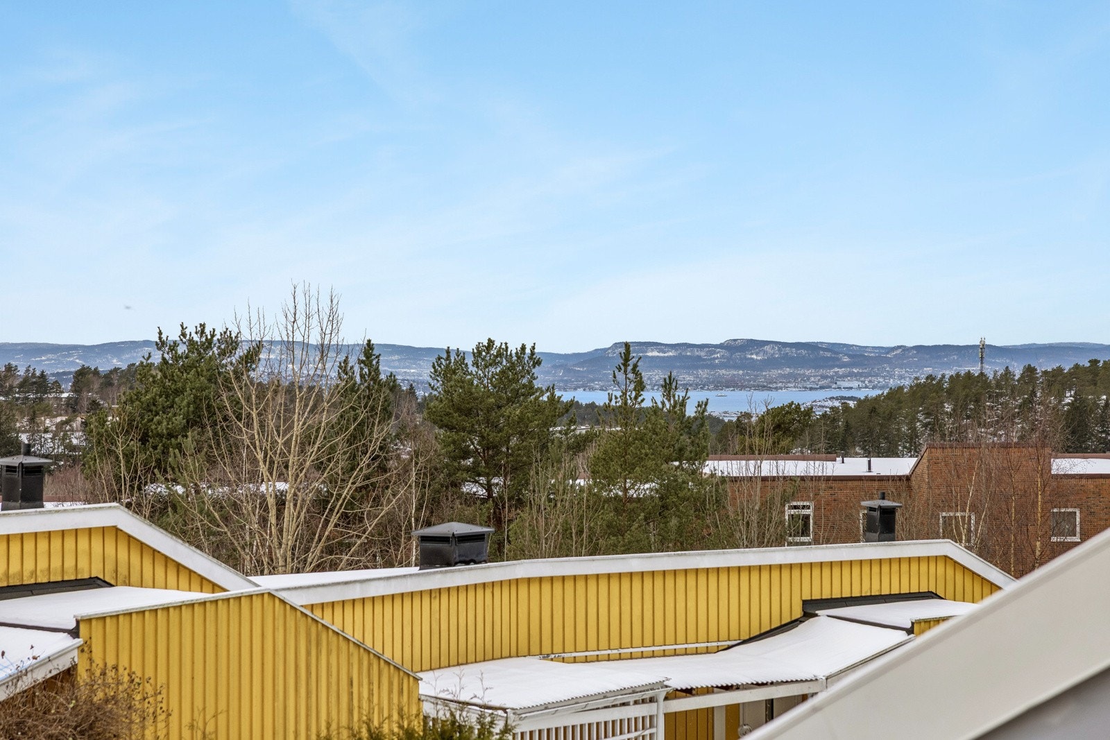 Fra balkongen får du fin utsikt til Oslofjorden. Galleribilde