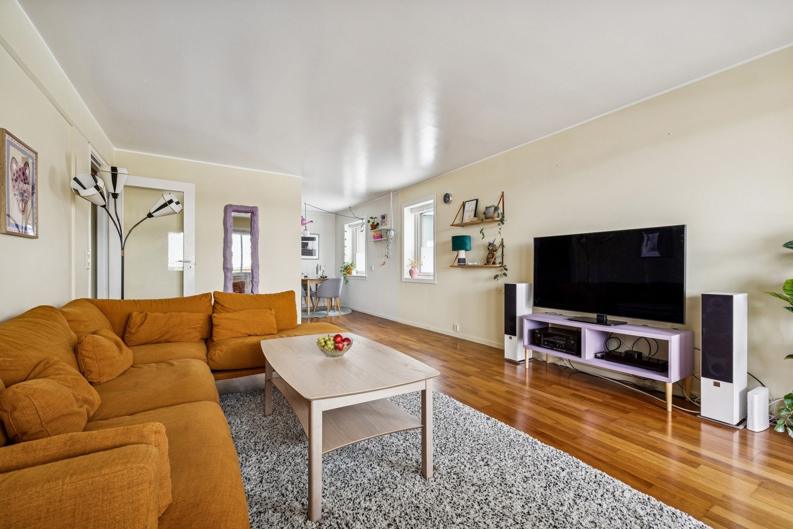 Det er god plass til sofa- og medieløsninger samt eget spisebord Galleribilde